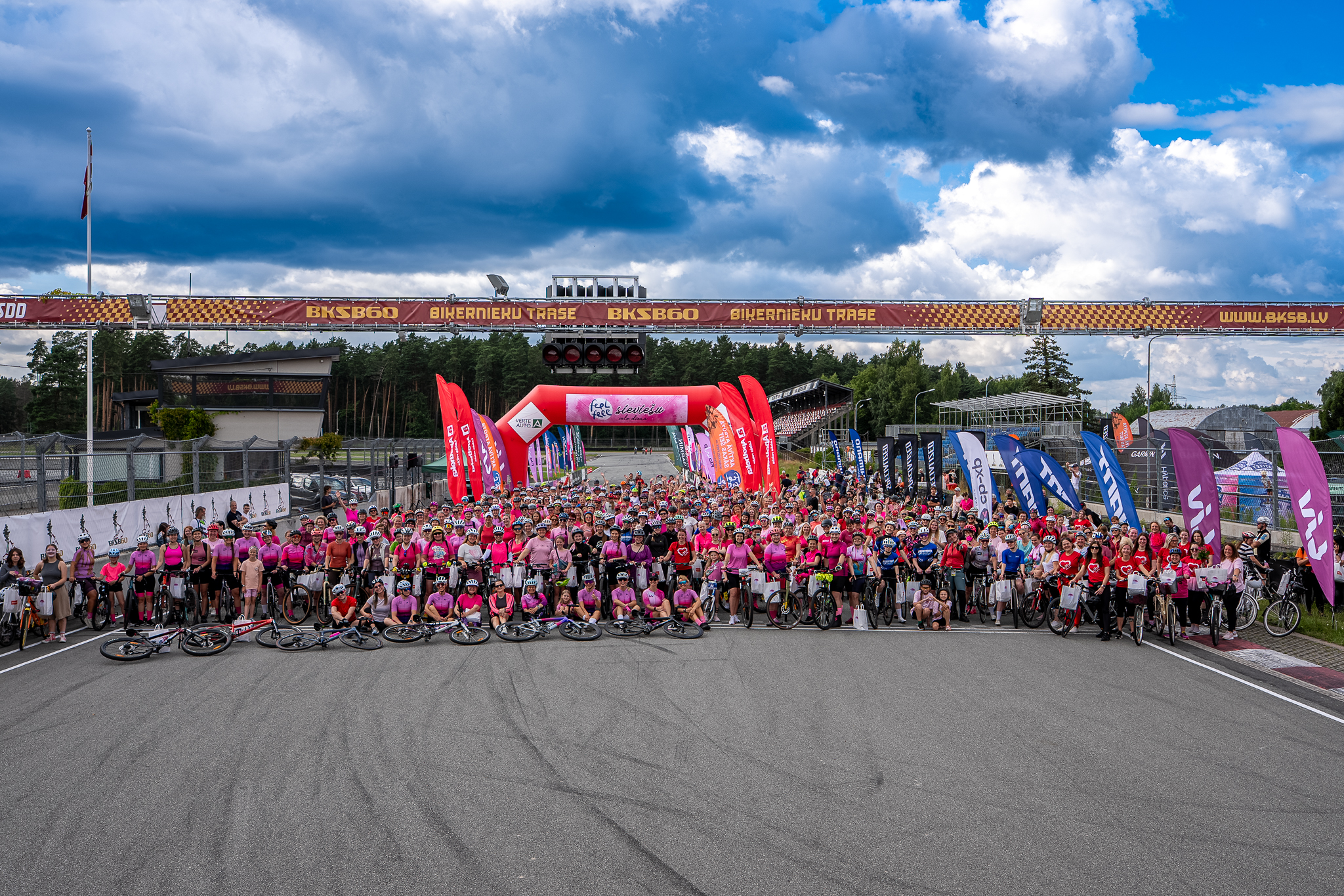 FeelFree Sieviešu Velo diena Biķerniekos pulcē teju 900 dalībnieku
