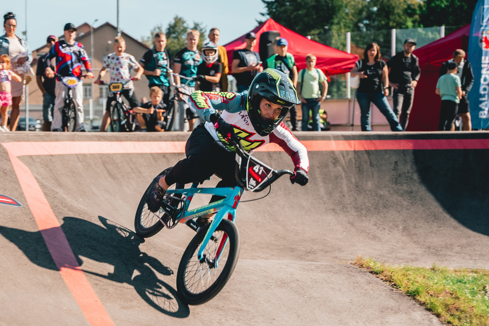 Pētersone un Vekša sestdien startēs UCI Pump track pasaules čempionātā