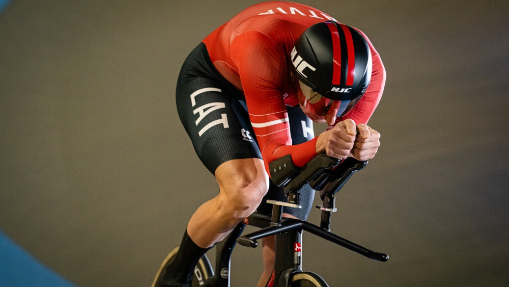 Korņilovs uzstāda Latvijas rekordu trekā, veltot to janvārī aizgājušajam draugam no ZZK Zviedrim