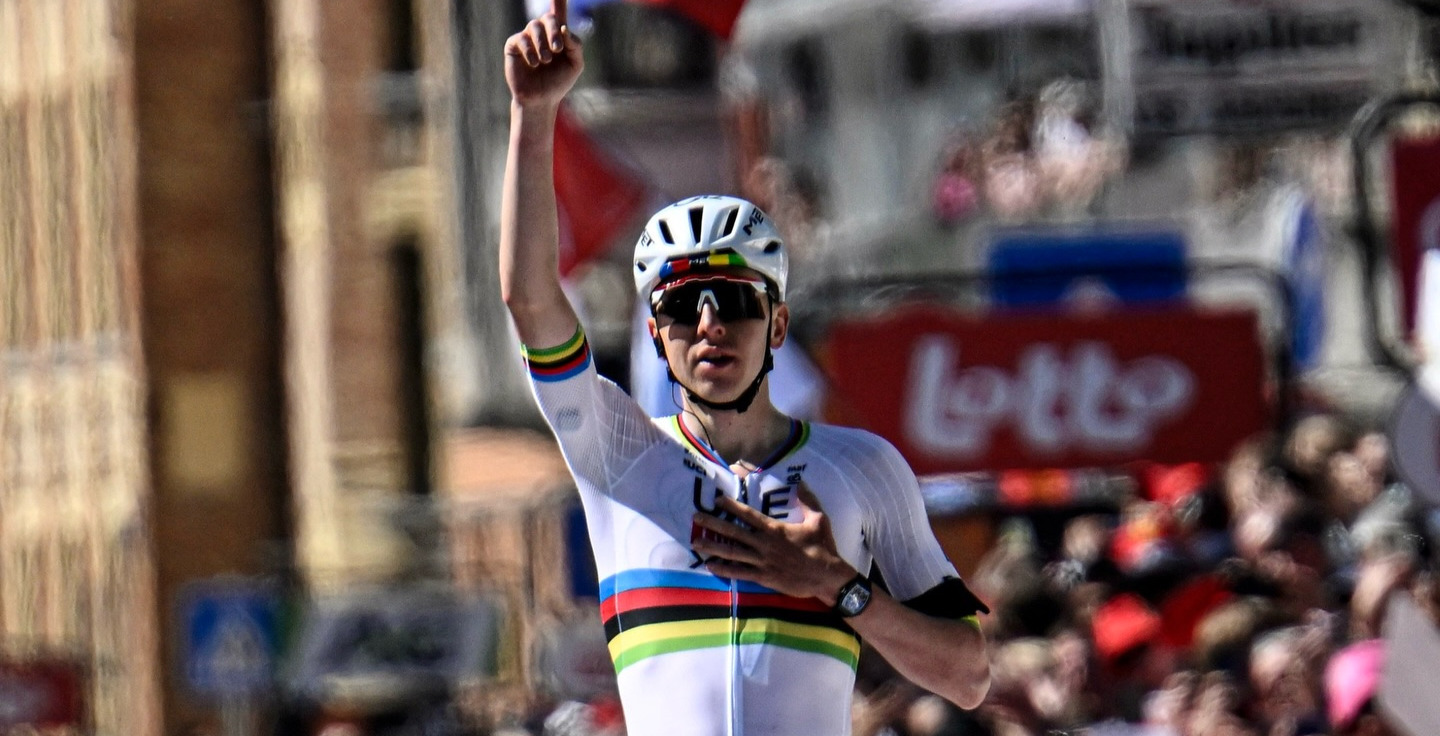 Pogačars notikumiem bagātā sacīkstē ceturto reizi uzvar 