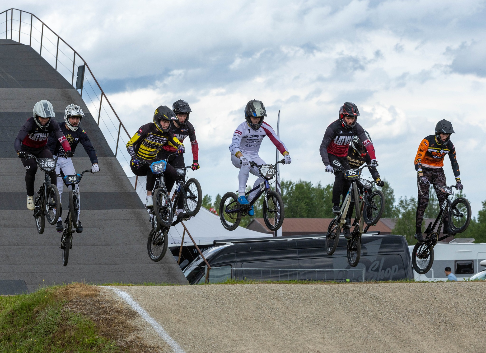 “Crystal Dent” BMX Latvijas kausa 2. posmā Avotu trasē uzvar Langmanis un Kārkliņa