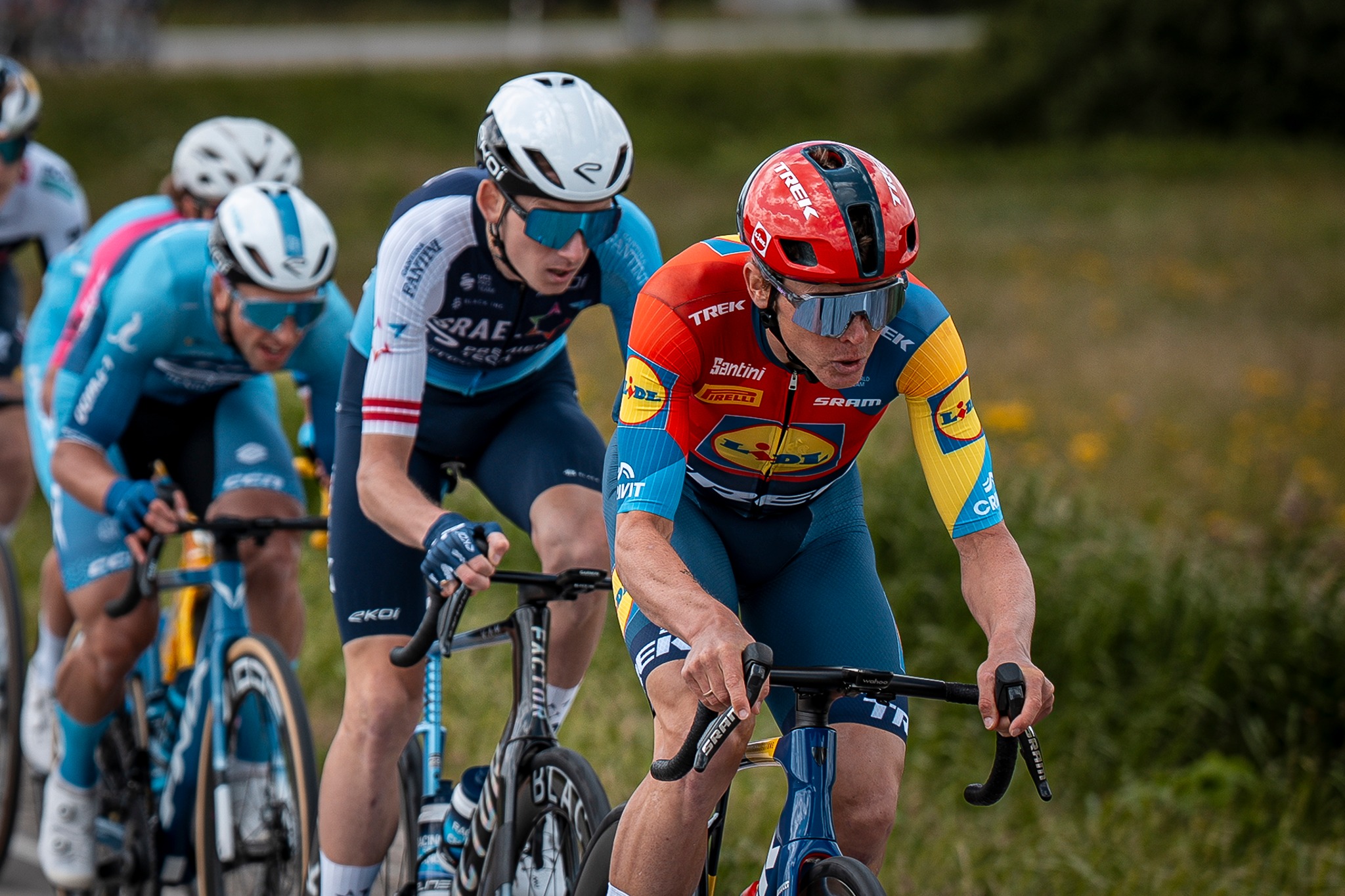 Sākas viens no gada centrālajiem notikumiem sportā – “Tour de France”; startā Skujiņš un Neilands