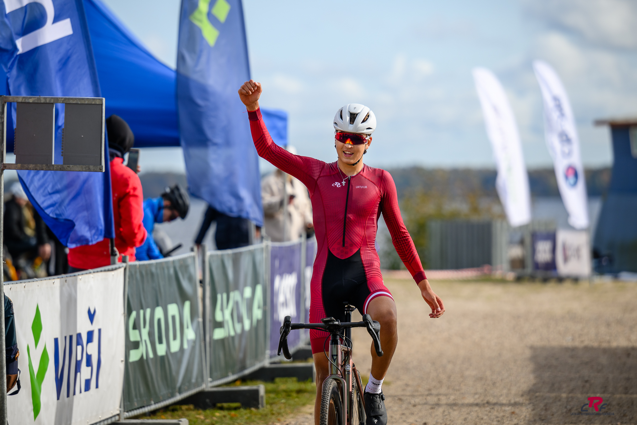 Tjumins demonstrē jaudīgu sniegumu, triumfējot LČ CX velokrosā