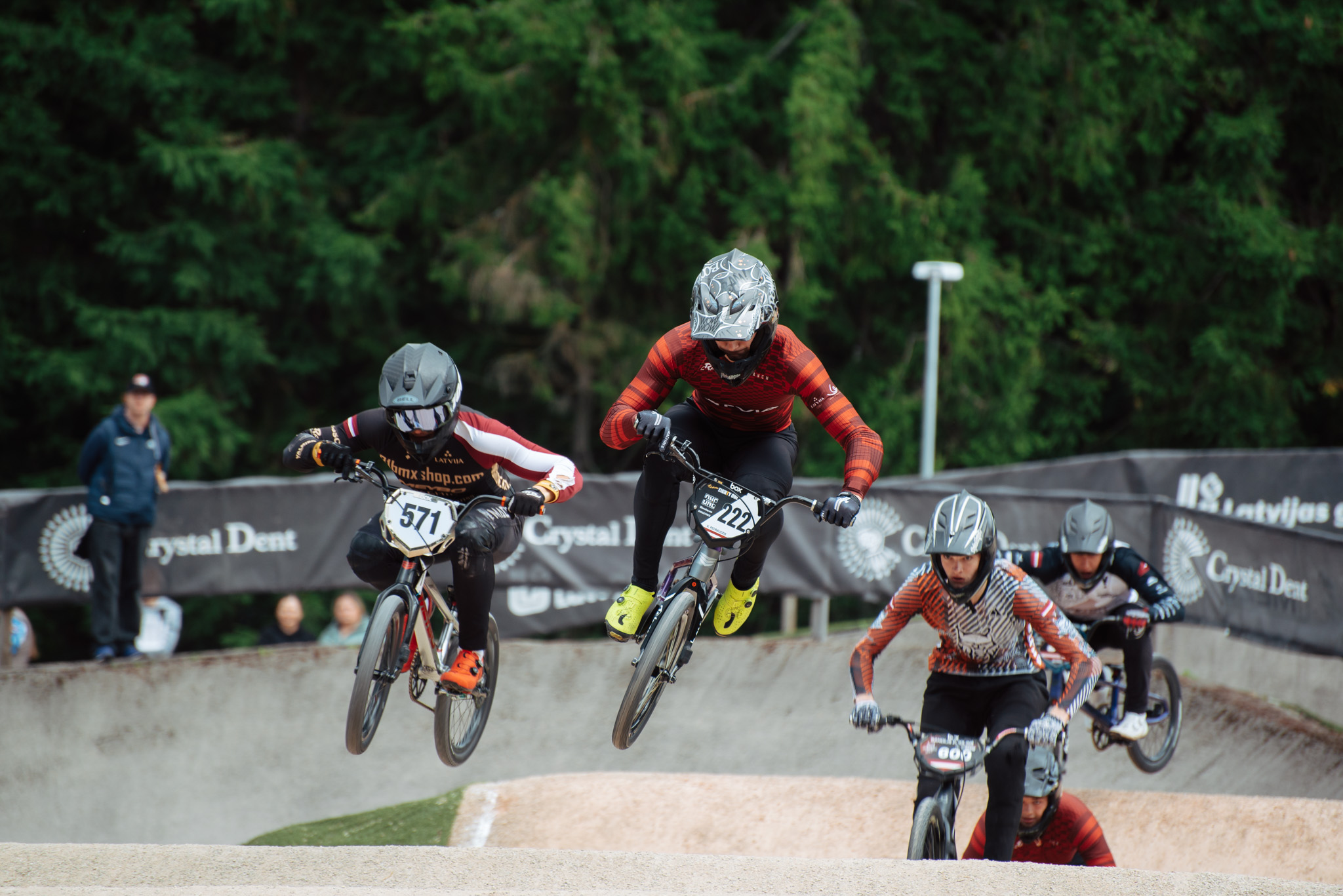 Smiltenē ar aizraujošu rudens sacīksti aizvadīts “Crystal Dent” BMX Latvijas kausa posms