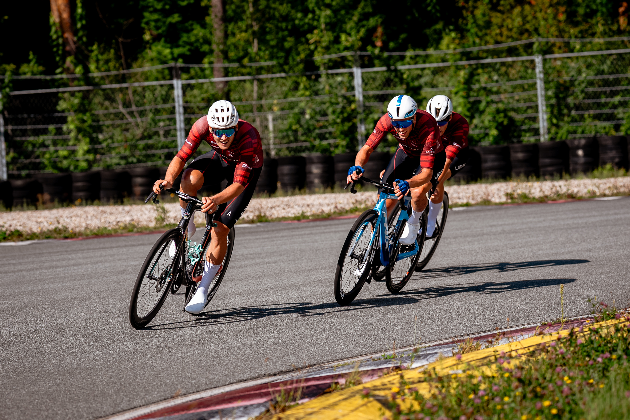 Ar spraigiem notikumiem Latvijā sācies “Baltic Chain Tour” velobrauciens