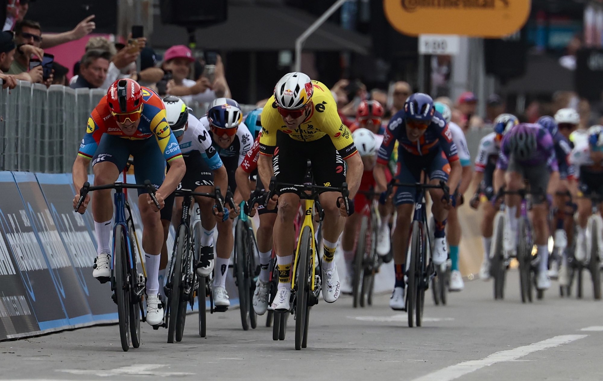 Giro d'Italia sākas ar Pedersena uzvaru un Pidkoka piekto vietu; Liepiņš debitē