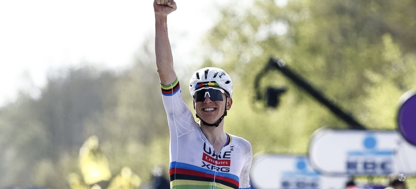 Pogačars nokausē van der Pūlu Oude Kvarmont kāpumā un trešo reizi triumfē Flandrijas klasikā