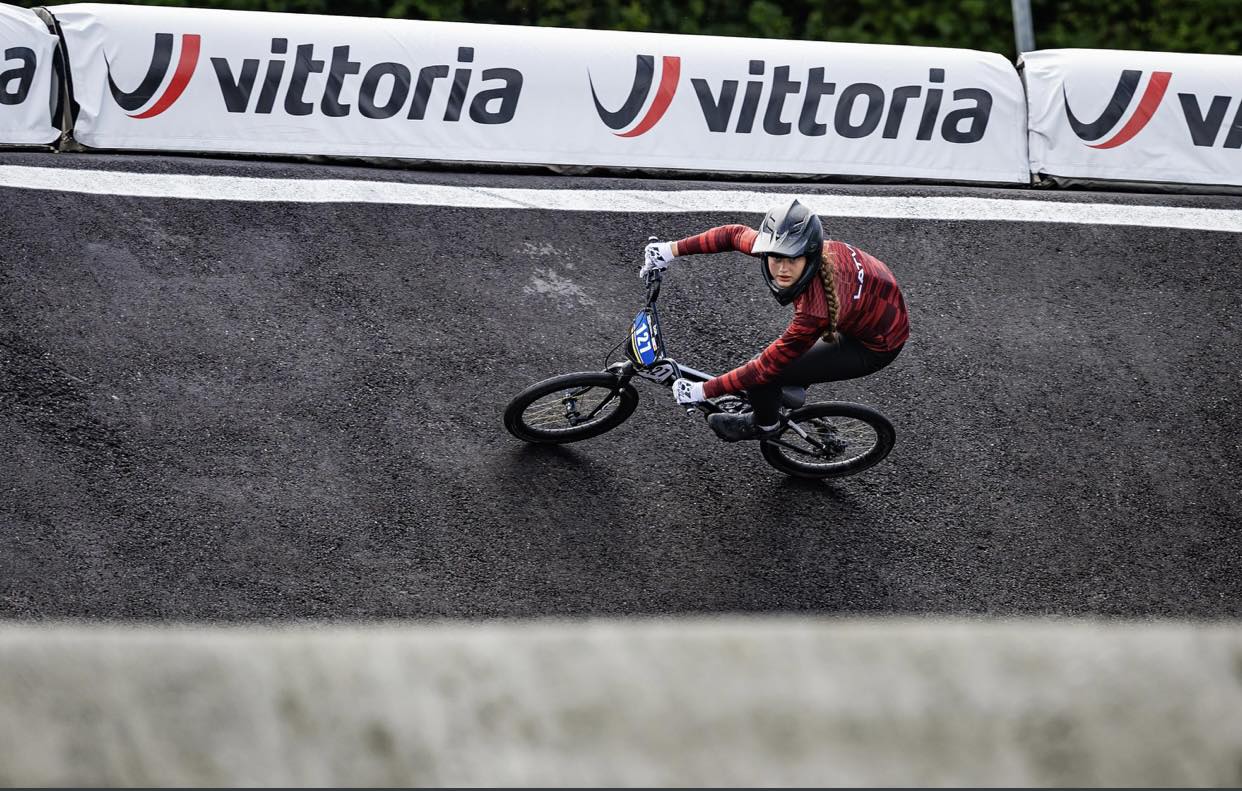 Vējainajā Veronā Pedraudze izcīna septīto vietu G15/16 grupā; latviešiem četras godalgas vakara sesijā