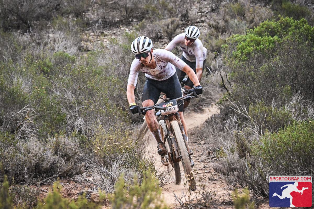 Kārkliņš un Vītols atkārto labāko rezultātu ļoti smagā “Absa Cape Epic” etapā