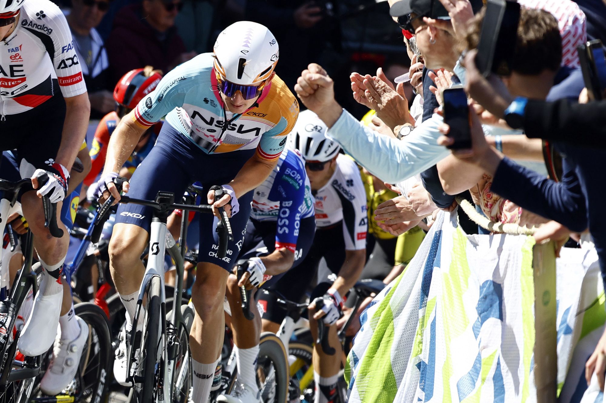 Neilands aktīvs Huja kalna sākumā kilometru pirms finiša; “La Flèche Wallonne” ieņemot 54. vietu