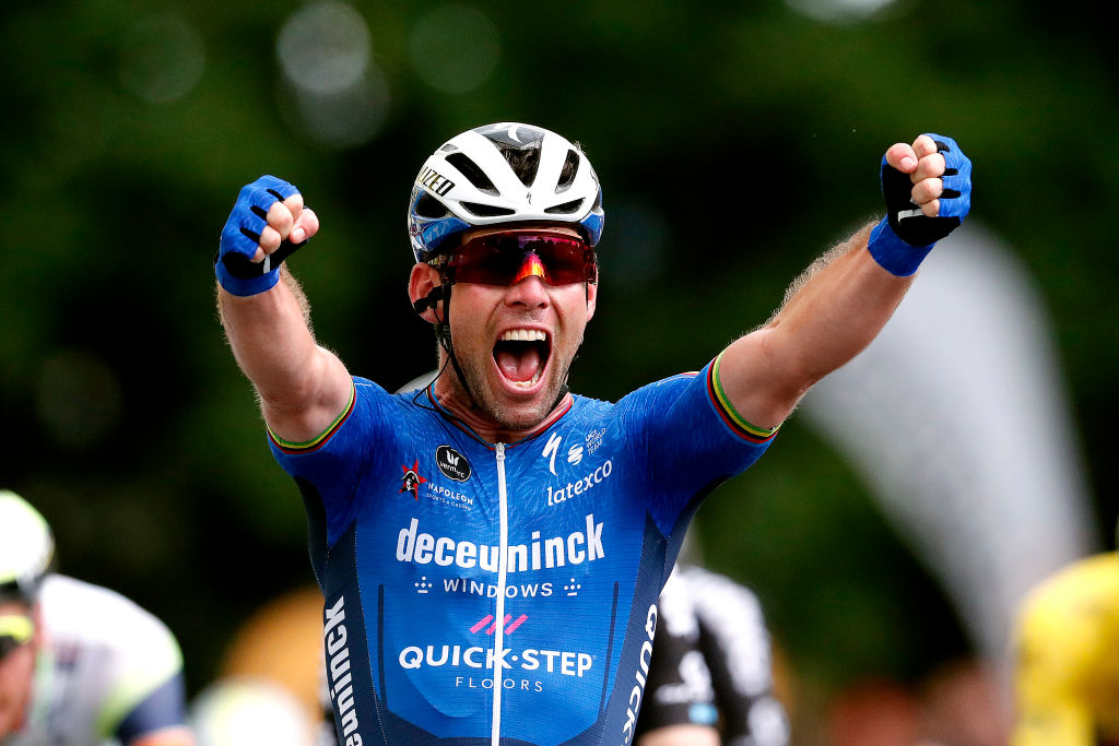 Leģendārais Kavendišs uzvar “Tour de France” ceturtajā posmā; Skujiņš finišē peletonā   