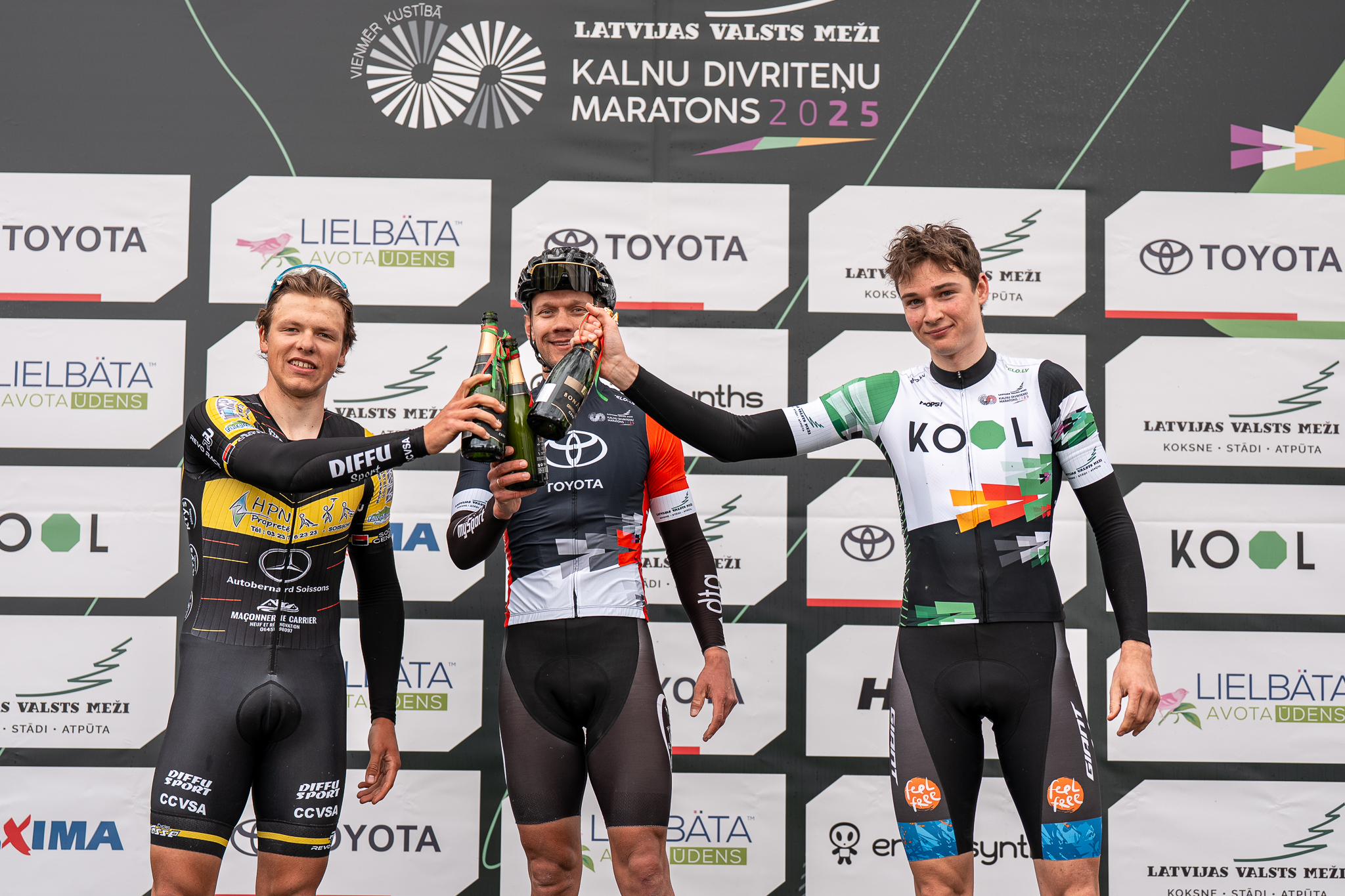 Muižnieks skaistā cīņā pārspēj Lapiņu, triumfējot LVM Gravel maratona Siguldas posmā