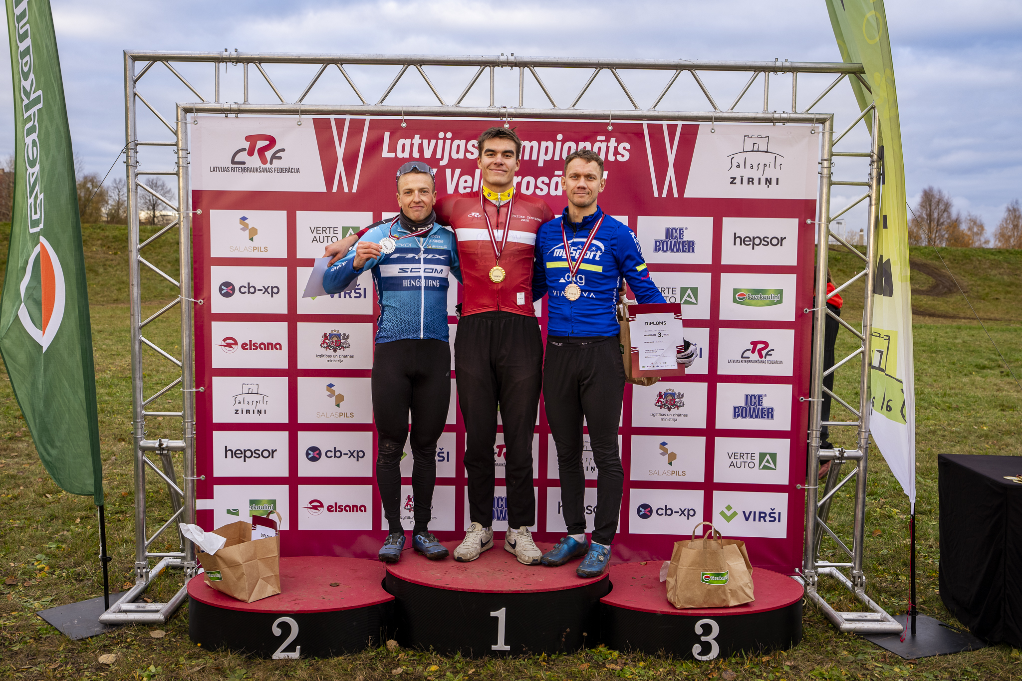 Kaļveršs mājas trasē skaistā duelī pārspēj Bogdanoviču un kļūst par LČ CX velokrosā