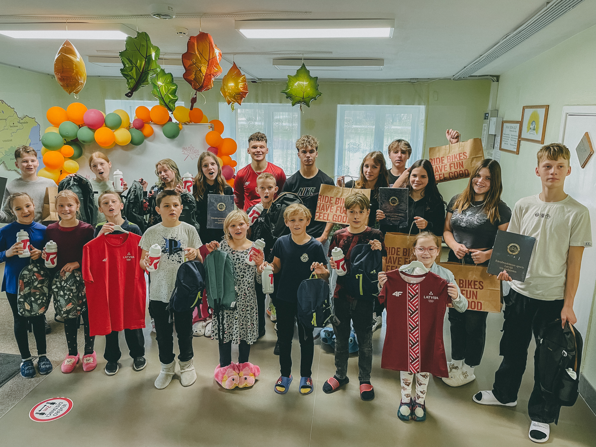 Grundzāles pamatskolā sekmīgi aizvadīta Skolu velo dienas sacensības un tikšanās ar Ģirtu Harkinu + FOTO Galerija 